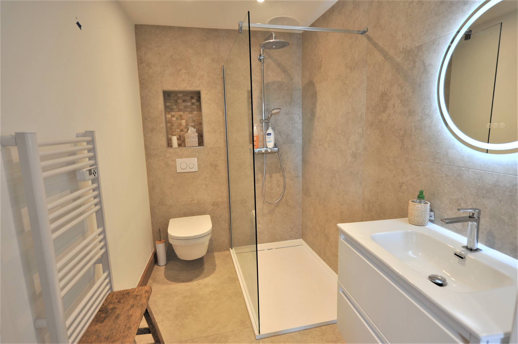 Location magnifique maison de maître datant du XVIIIème siècle entièrement rénovée avec jardin paysagé et piscine chauffée.     