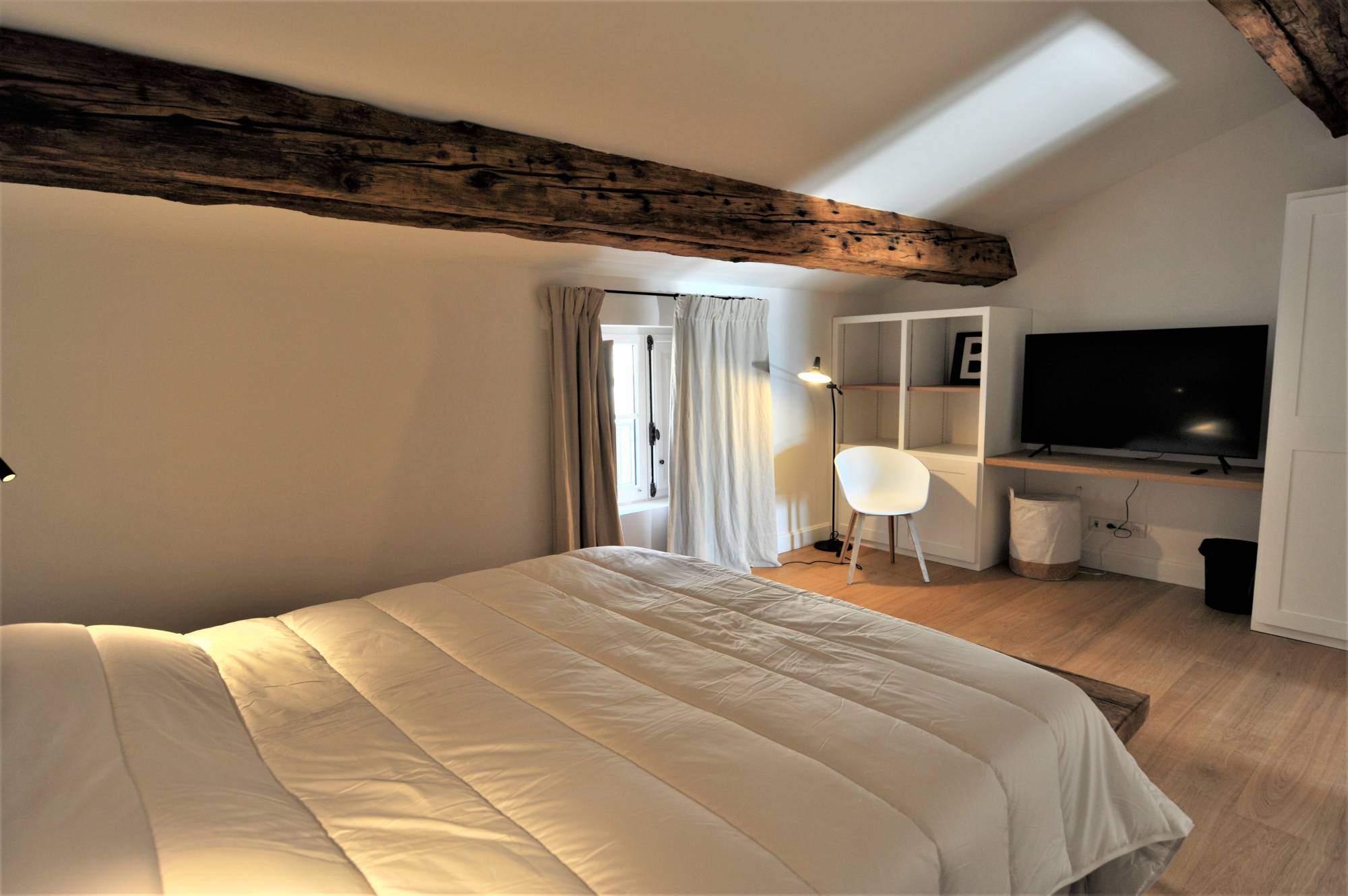 Location magnifique maison de maître datant du XVIIIème siècle entièrement rénovée avec jardin paysagé et piscine chauffée.     