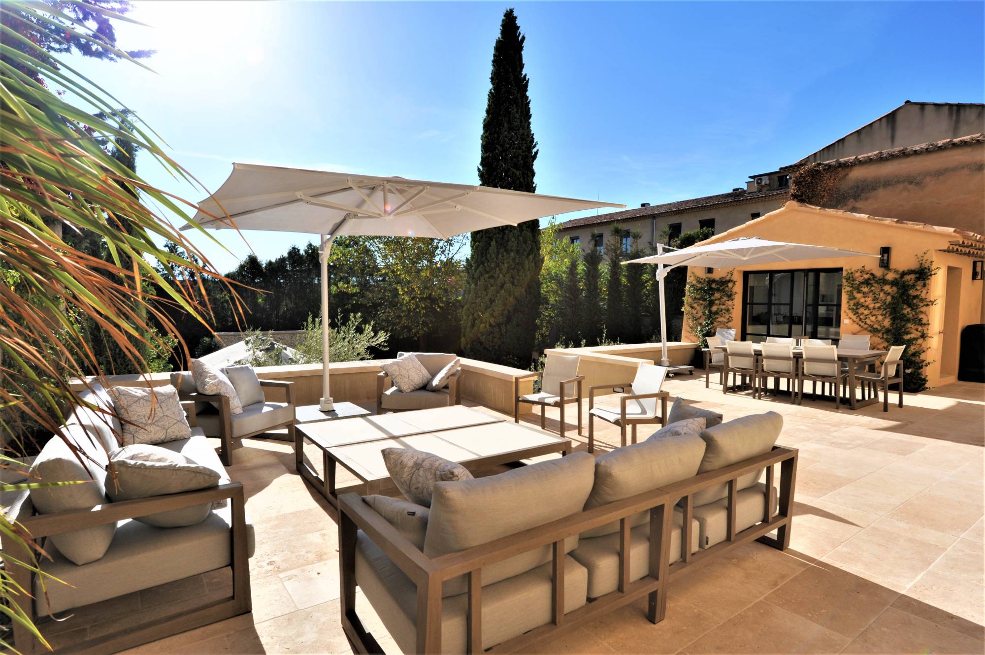 Location magnifique maison de maître datant du XVIIIème siècle entièrement rénovée avec jardin paysagé et piscine chauffée.     