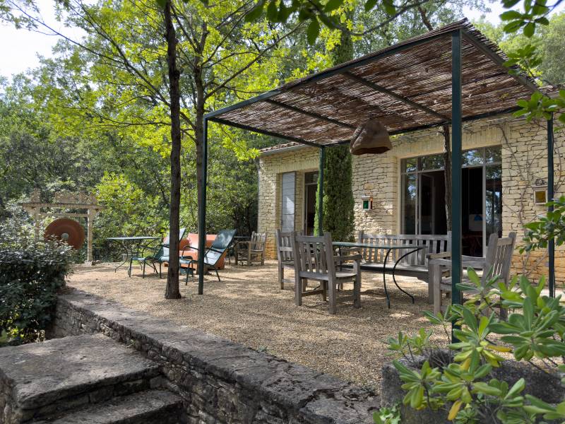 Zen House à louer pour vos vacances à Gordes, mazet de charme niché au cœur d’une nature luxuriante.