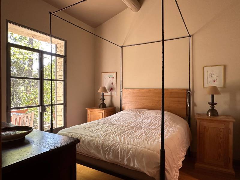 Zen House à louer pour vos vacances à Gordes, mazet de charme niché au cœur d’une nature luxuriante.