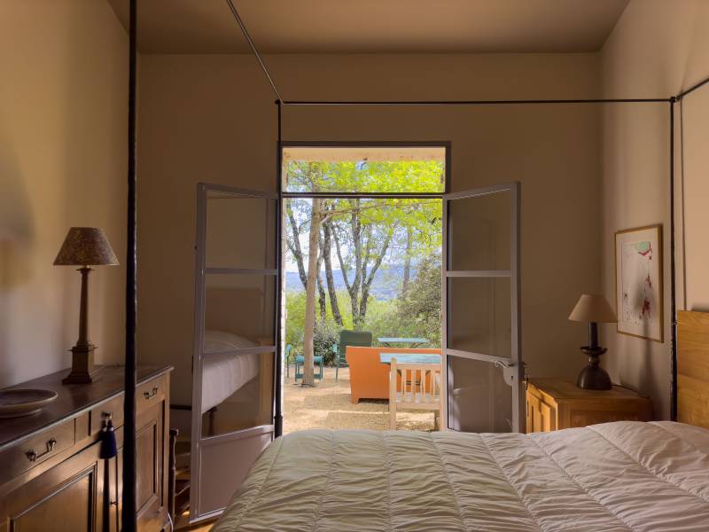 Zen House à louer pour vos vacances à Gordes, mazet de charme niché au cœur d’une nature luxuriante.