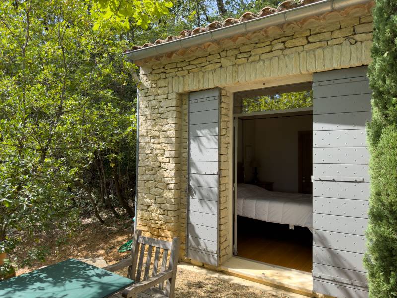 Zen House à louer pour vos vacances à Gordes, mazet de charme niché au cœur d’une nature luxuriante.