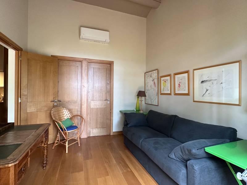 Zen House à louer pour vos vacances à Gordes, mazet de charme niché au cœur d’une nature luxuriante.