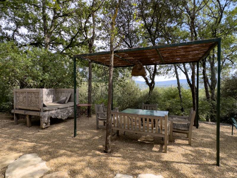 Zen House à louer pour vos vacances à Gordes, mazet de charme niché au cœur d’une nature luxuriante.