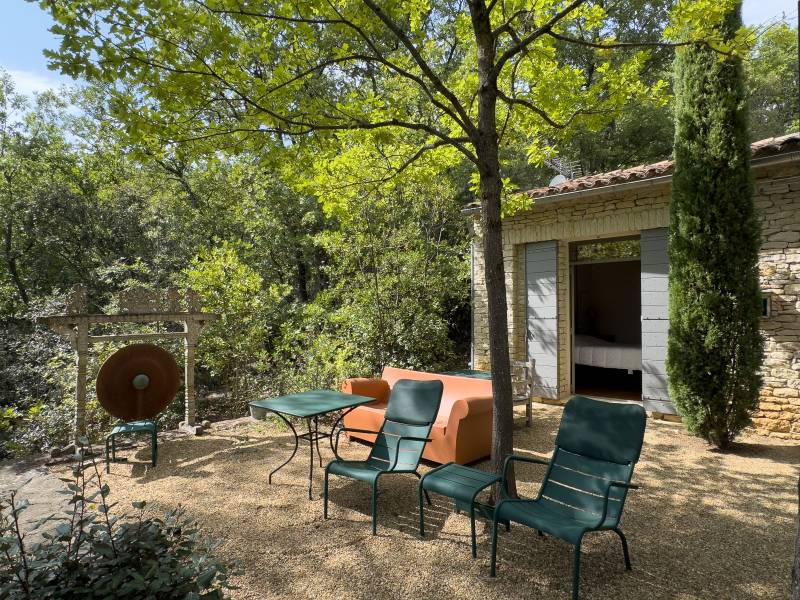 Zen House à louer pour vos vacances à Gordes, mazet de charme niché au cœur d’une nature luxuriante.