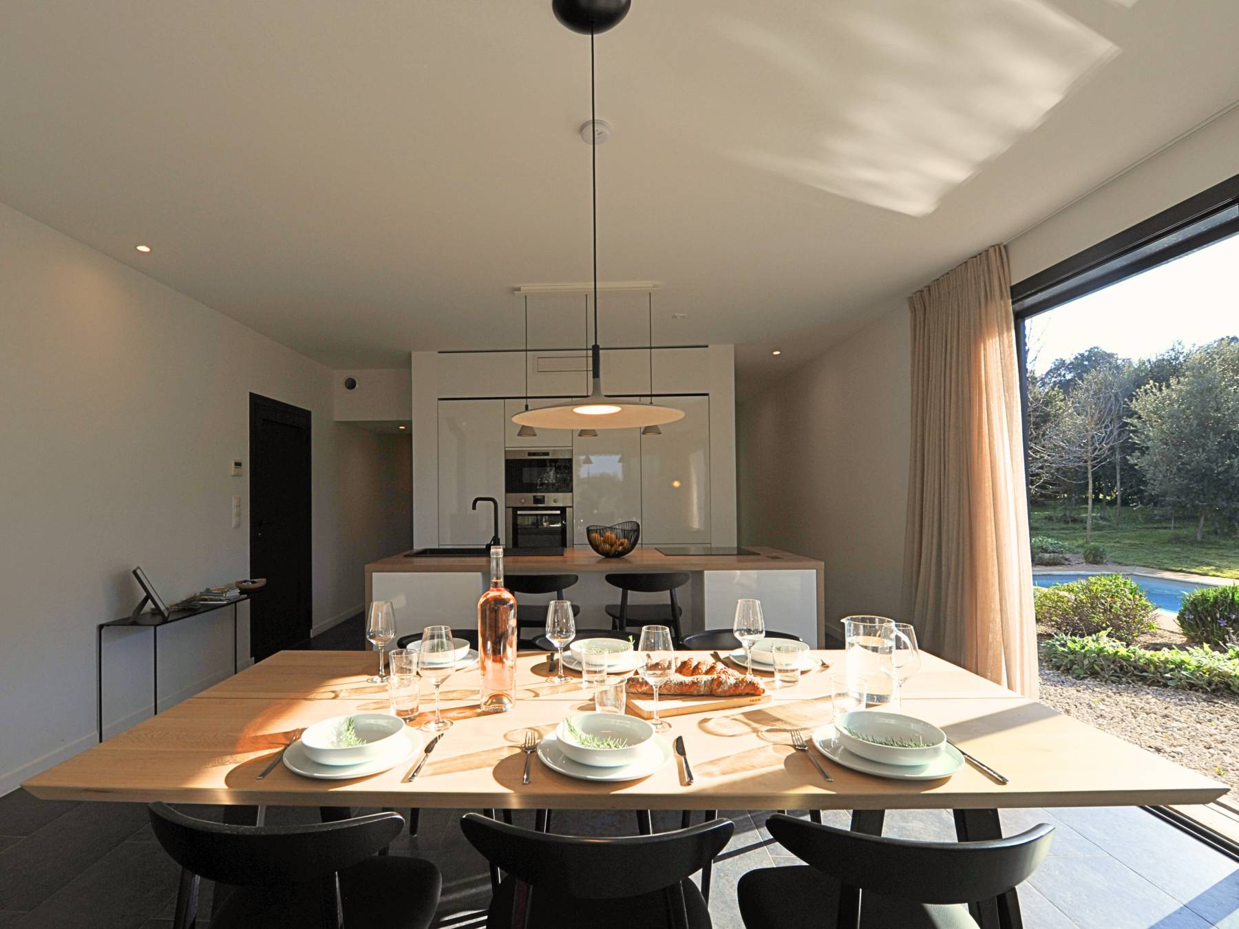 Location maison d’architecte ouverte sur la nature environnante avec vue   