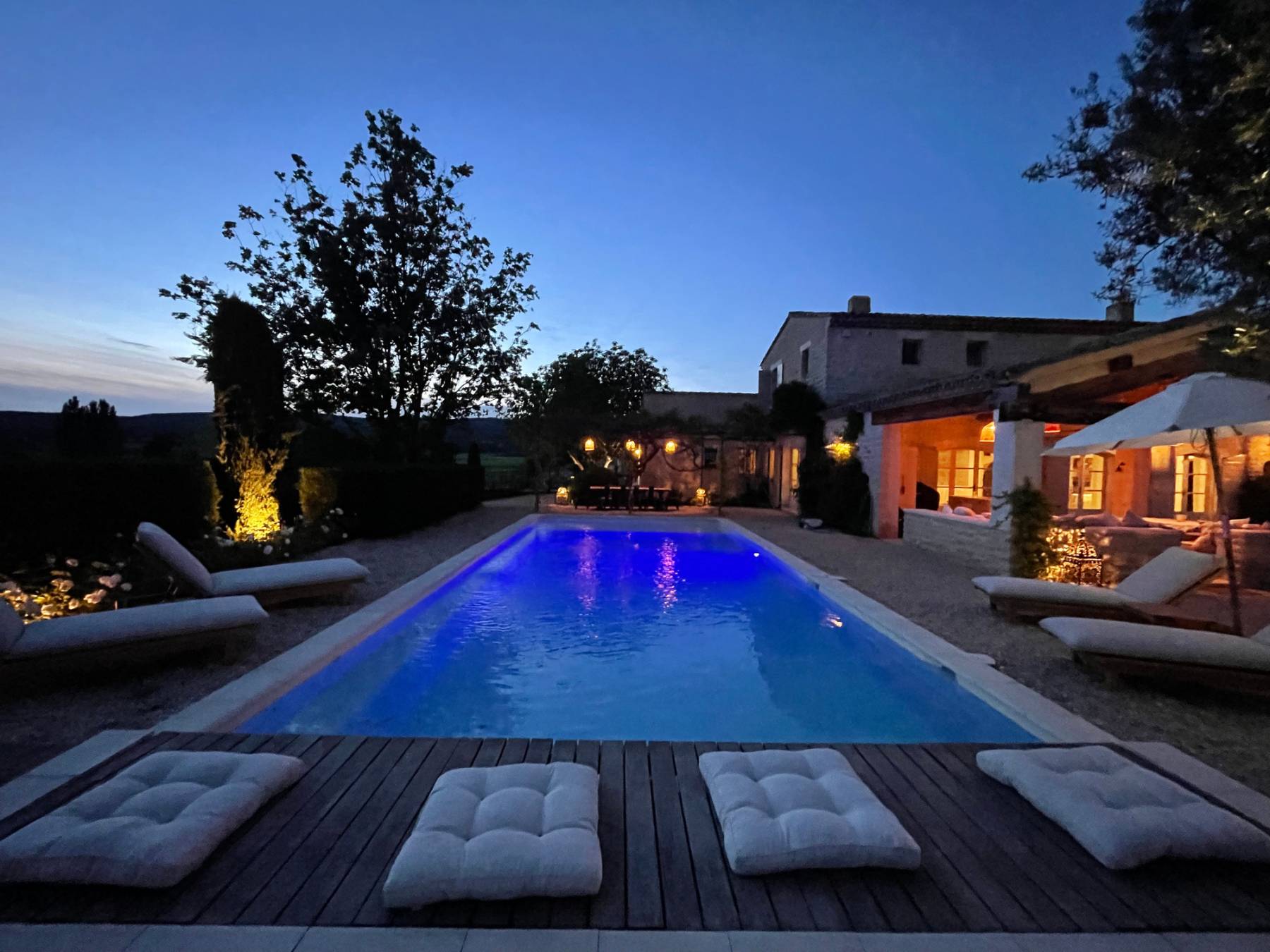 Location superbe Mas dans un hameau au pied de Gordes avec piscine, jacuzzi et jardin à la Française   