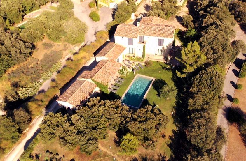 Location à Gordes, proche du village, maison en pierres avec prestations de qualité   