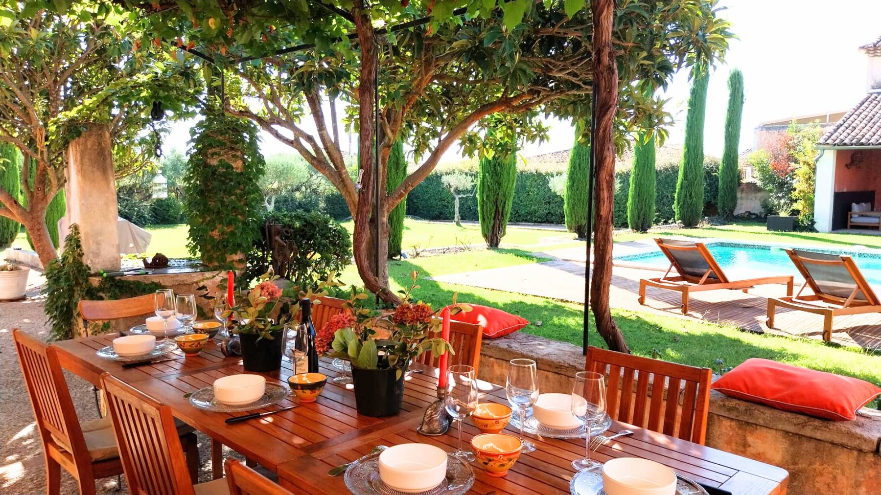 Location authentique Mas de ville Provençal avec piscine au cœur du village d’Aubignan et à proximité des Dentelles de Montmirail, du Mont Ventoux et des vignobles