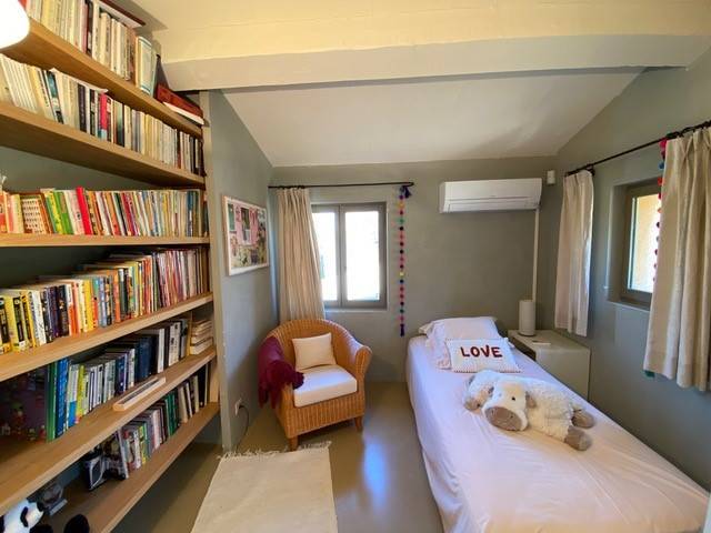 Dans le Luberon, à Roussillon, Grande maison contemporaine magnifiquement située dans les Ocres   
