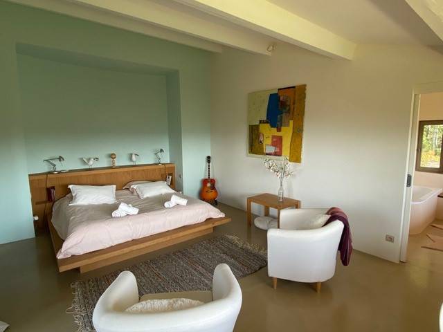 Dans le Luberon, à Roussillon, Grande maison contemporaine magnifiquement située dans les Ocres   
