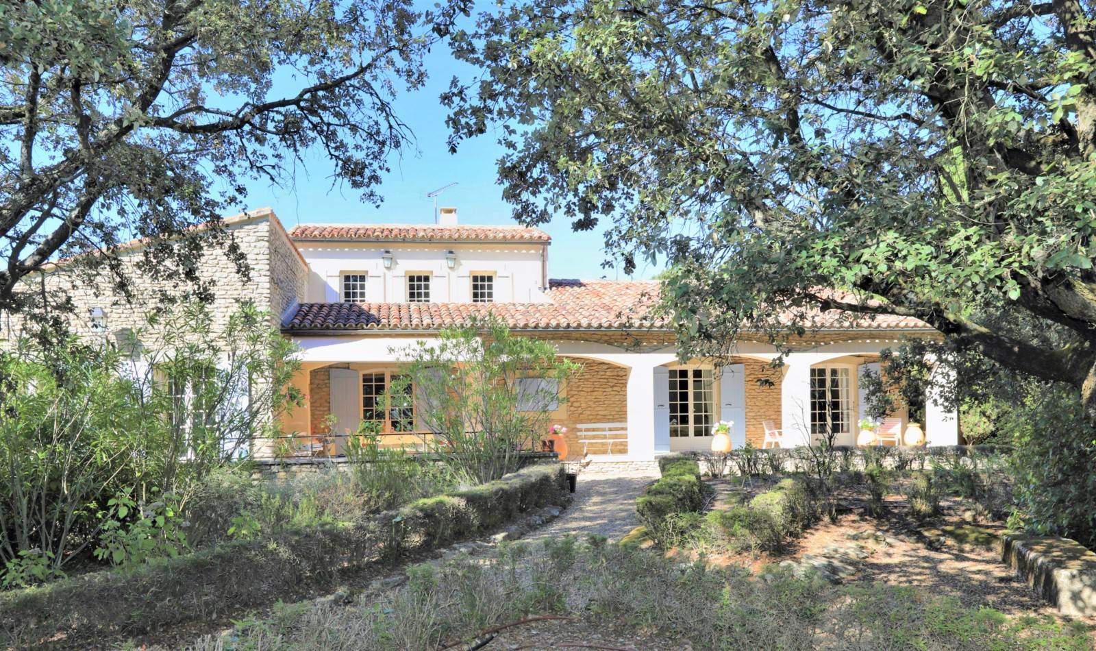 Maison en pierres à la location proche Gordes