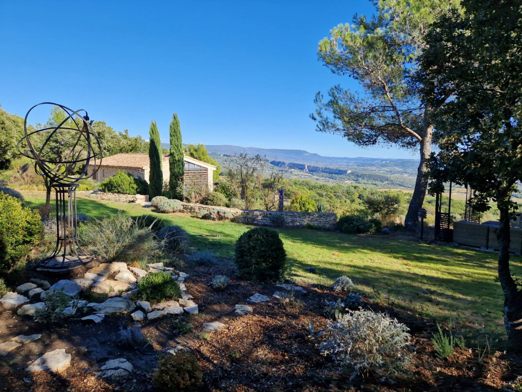 à Murs, belle maison en pierres avec vue imprenable sur le Luberon   