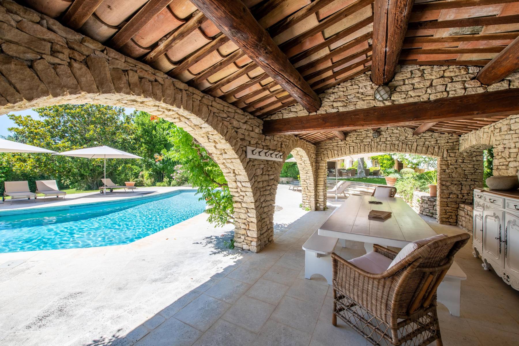Location propriété au charme provençal traditionnel avec piscine et vue sur le Luberon   
