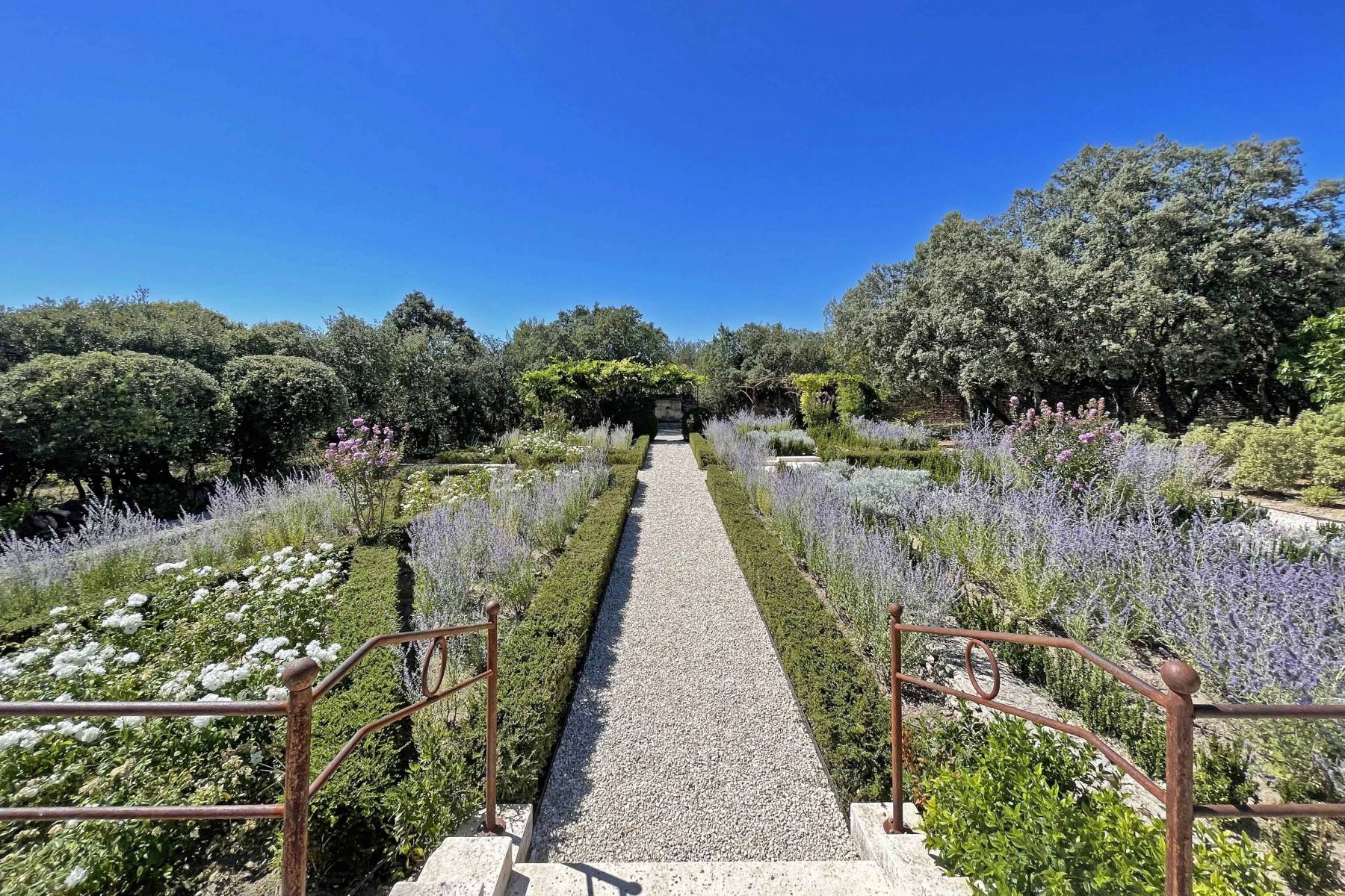 Location de prestige à Gordes, maison en pierres avec piscine, tennis et vue splendide sur le Luberon   