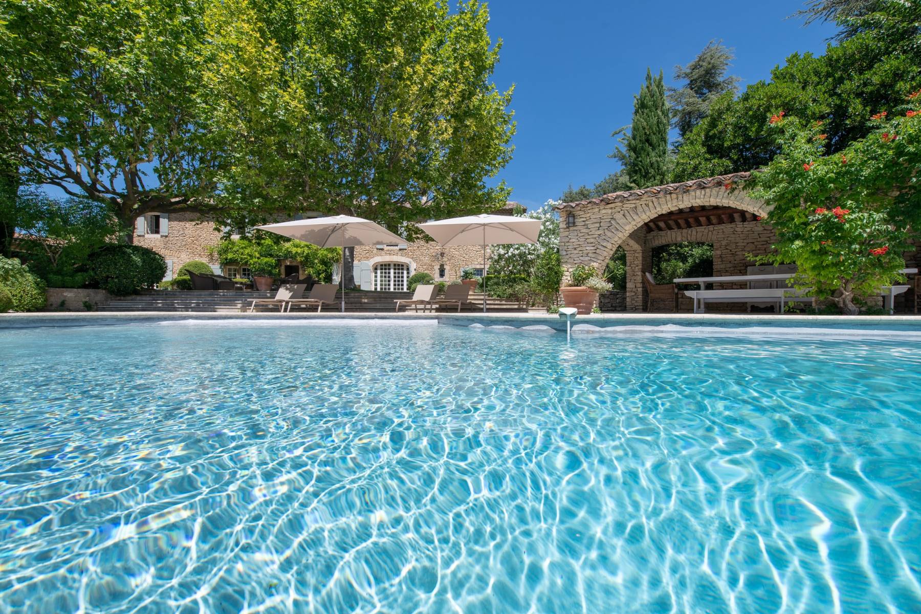 Location propriété au charme provençal traditionnel avec piscine et vue sur le Luberon   