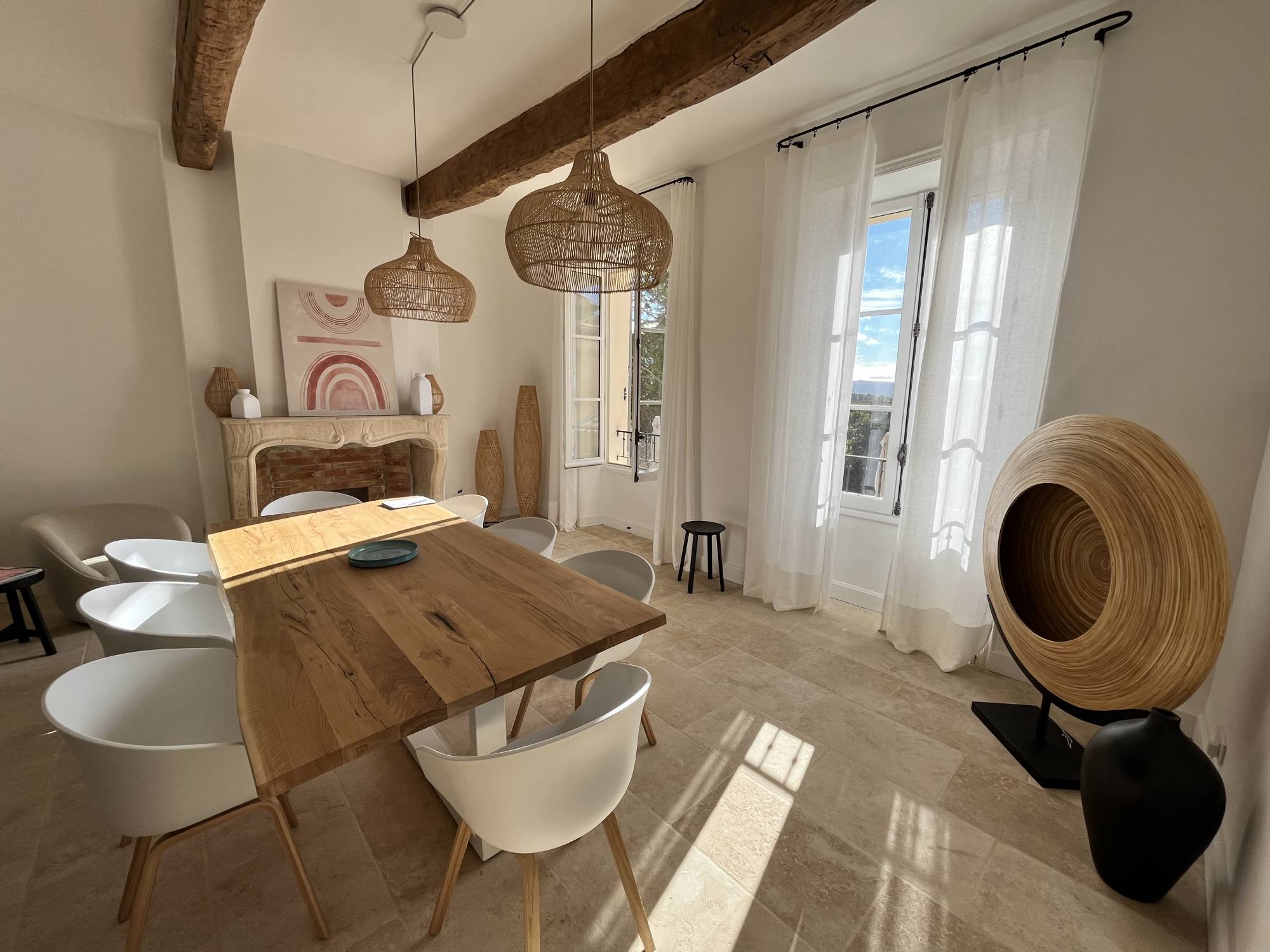 Location magnifique maison de maître datant du XVIIIème siècle entièrement rénovée avec jardin paysagé et piscine chauffée.     