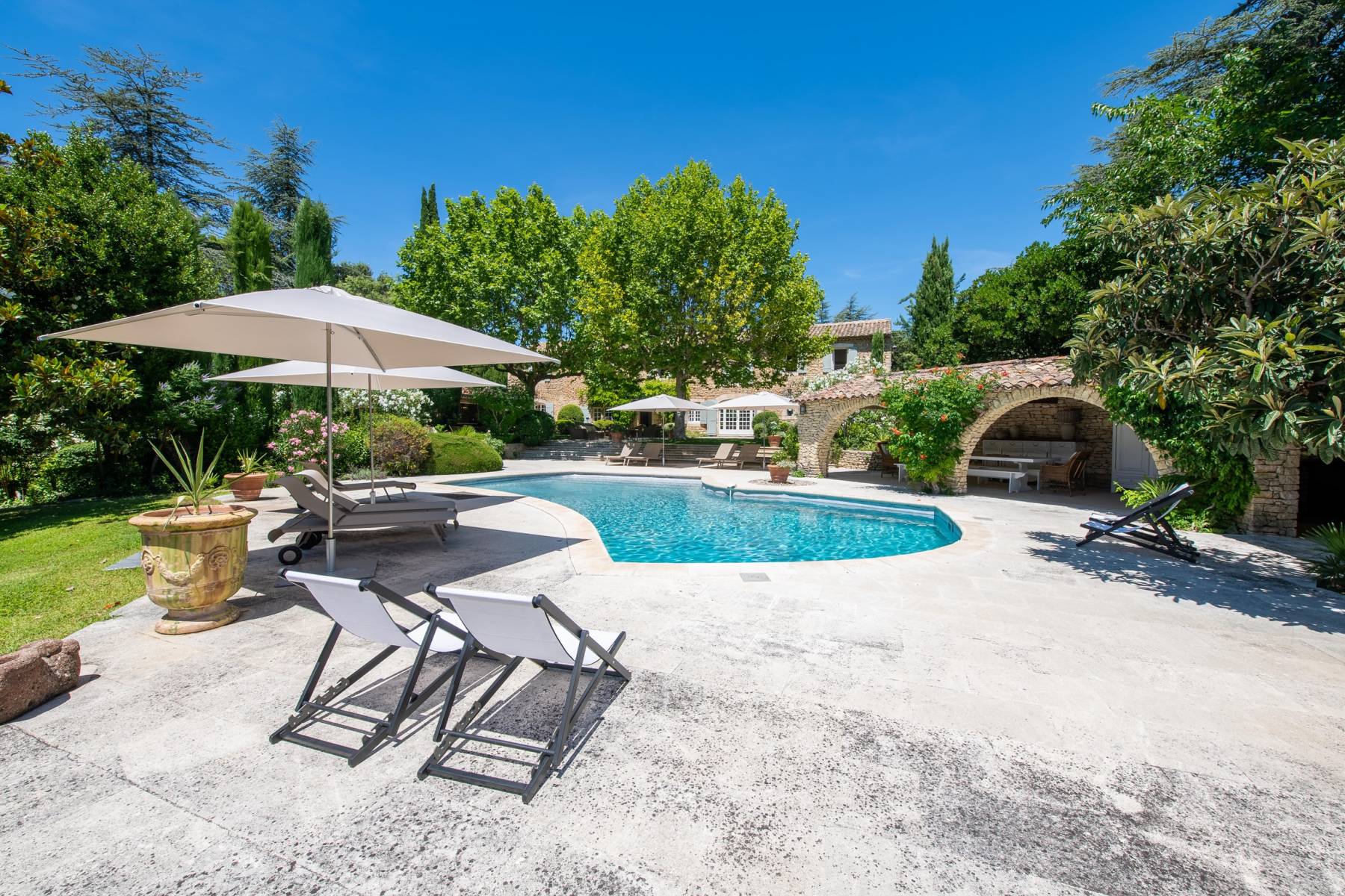 Location propriété au charme provençal traditionnel avec piscine et vue sur le Luberon   