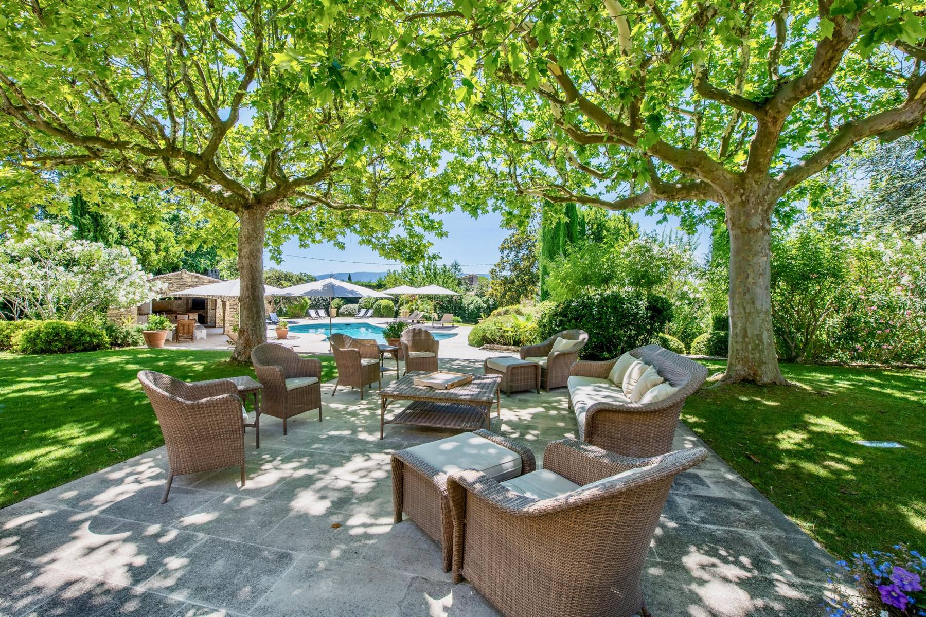 Location propriété au charme provençal traditionnel avec piscine et vue sur le Luberon   