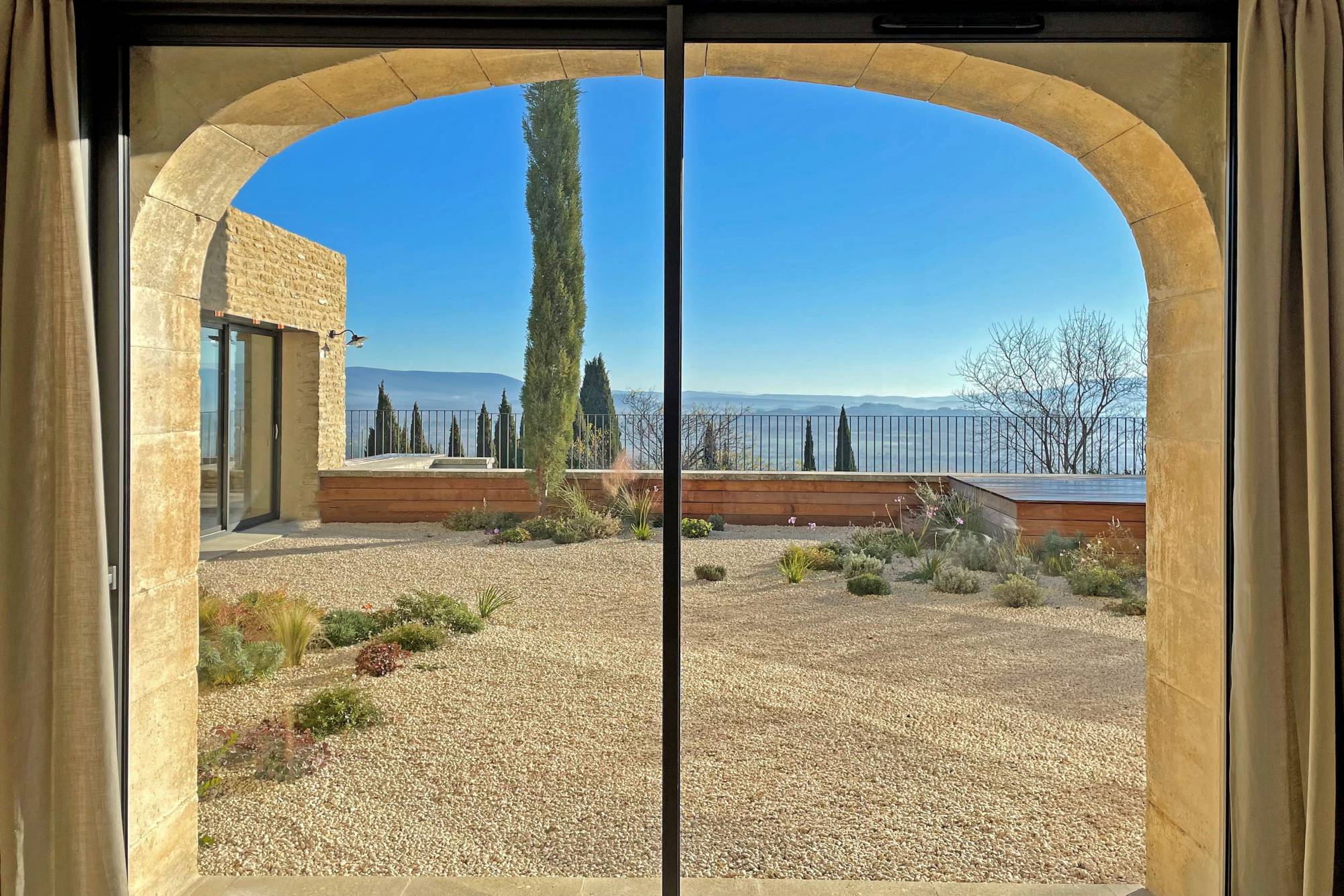 Gordes, au centre du village, maison rénovée avec vues sur le Luberon.   