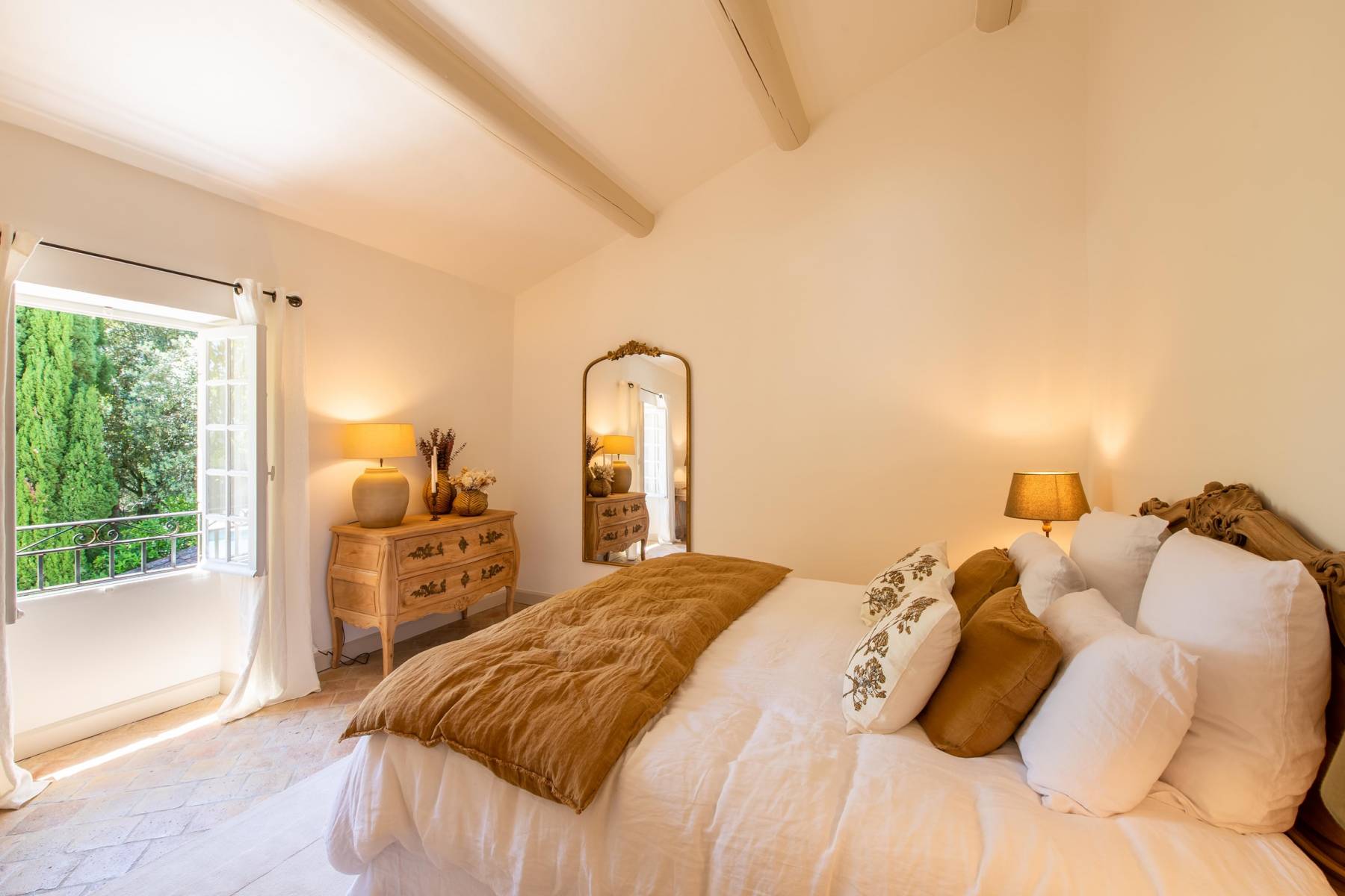 Location propriété au charme provençal traditionnel avec piscine et vue sur le Luberon   