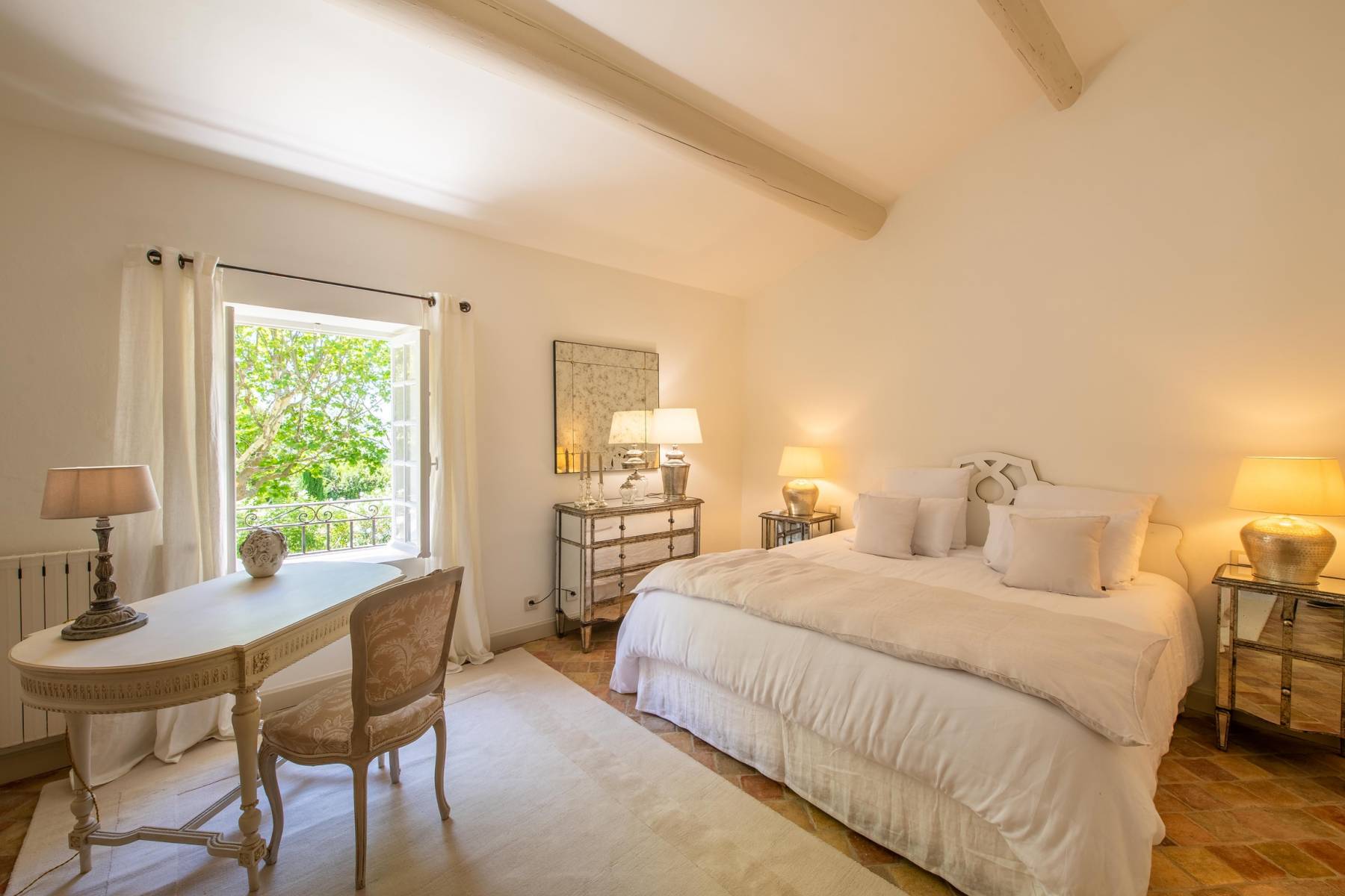 Location propriété au charme provençal traditionnel avec piscine et vue sur le Luberon   