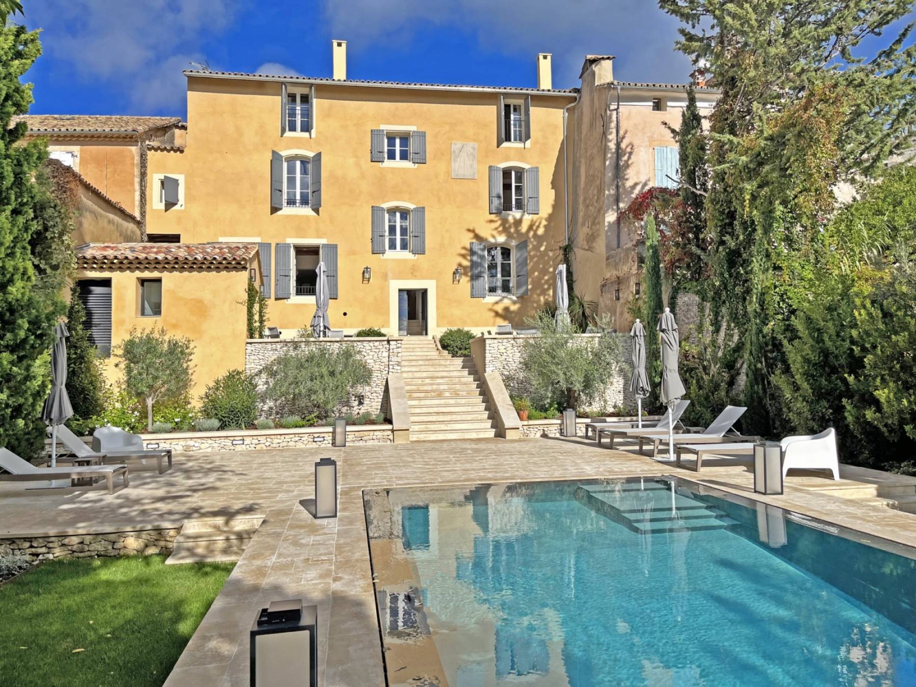 Location magnifique maison de maître datant du XVIIIème siècle entièrement rénovée avec jardin paysagé et piscine chauffée.     
