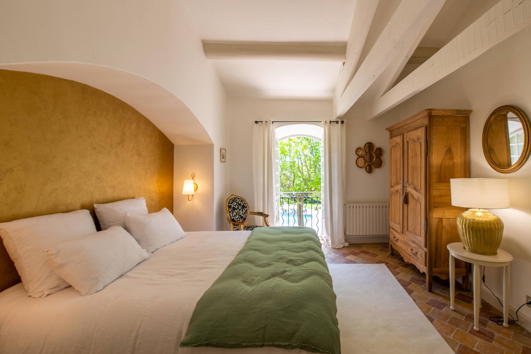 Location propriété au charme provençal traditionnel avec piscine et vue sur le Luberon   