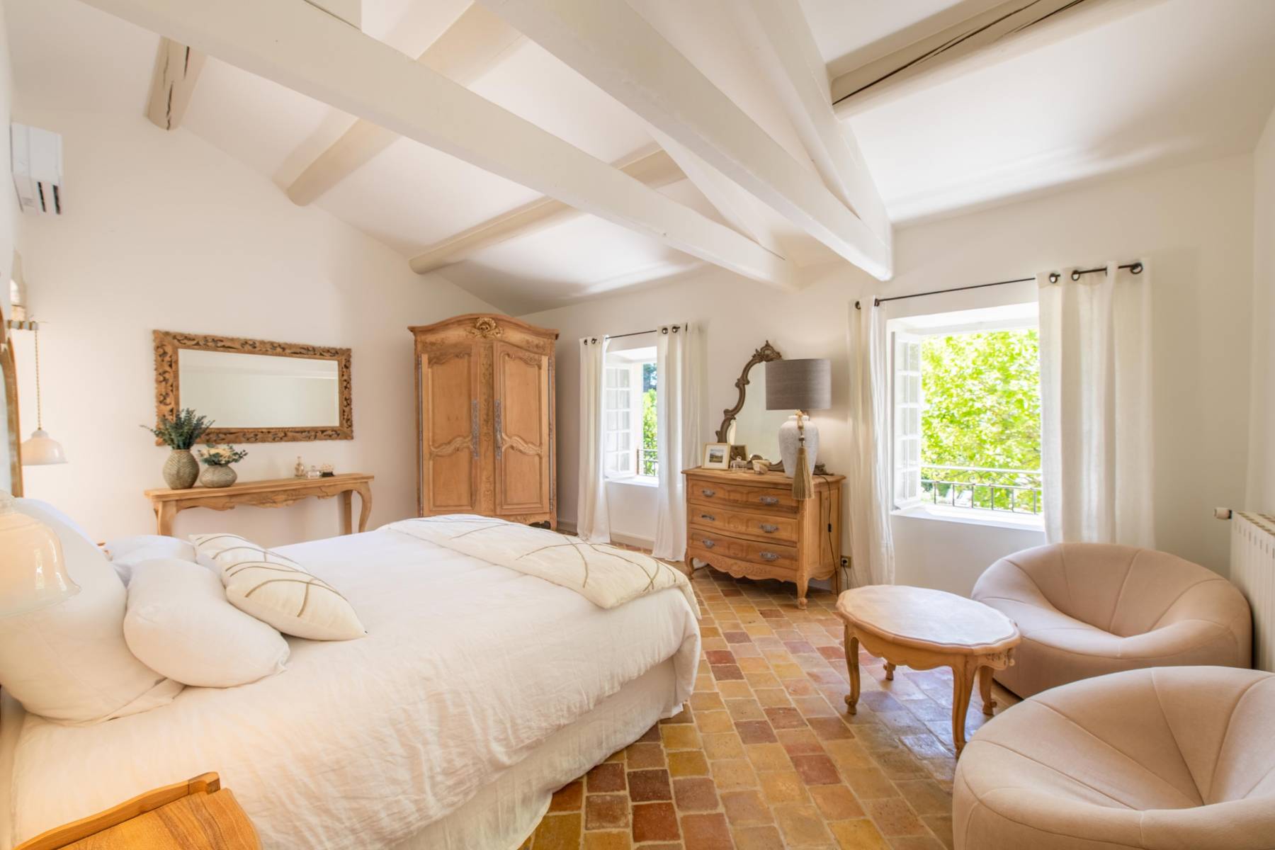 Location propriété au charme provençal traditionnel avec piscine et vue sur le Luberon   