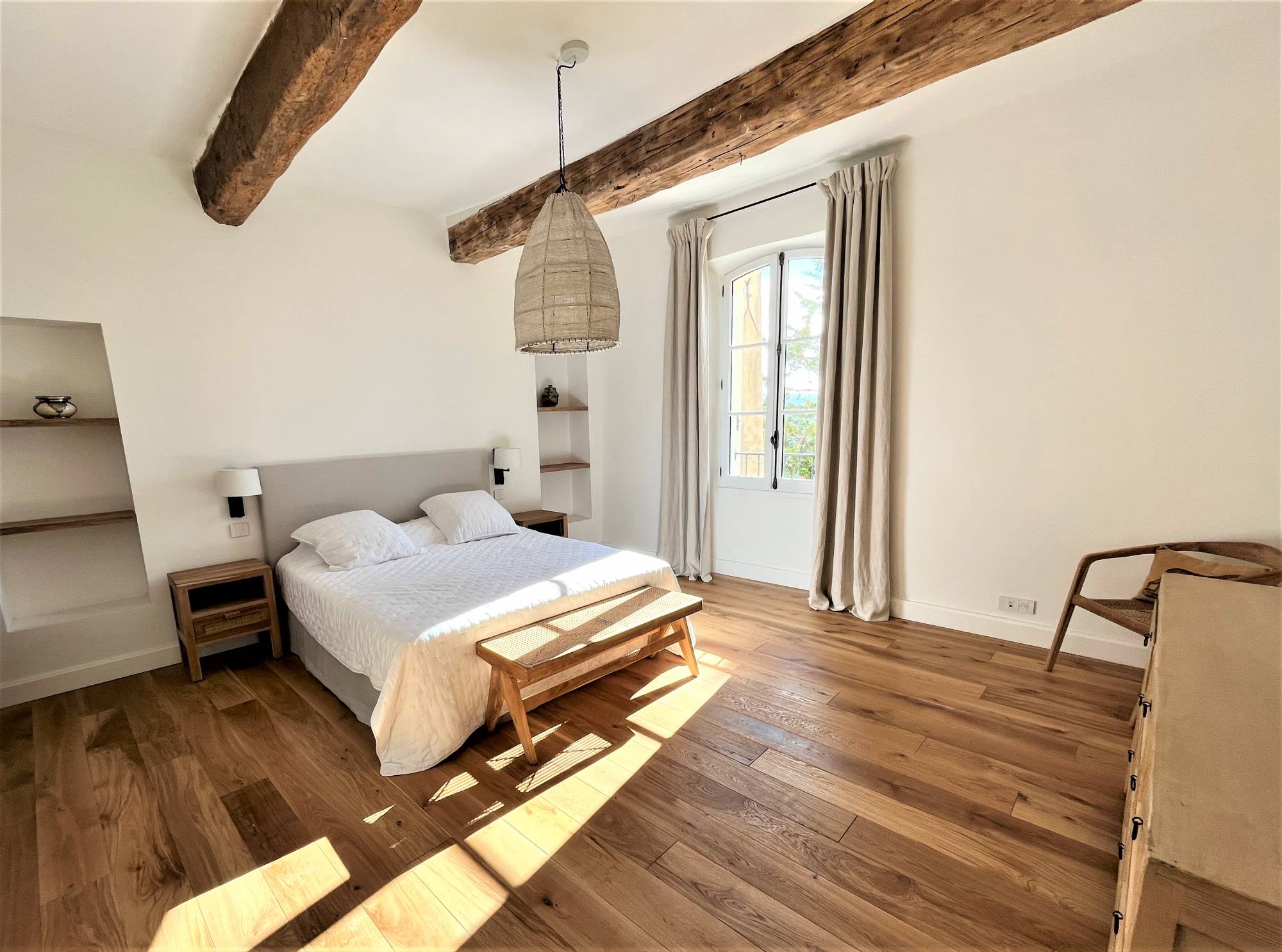 Location magnifique maison de maître datant du XVIIIème siècle entièrement rénovée avec jardin paysagé et piscine chauffée.     