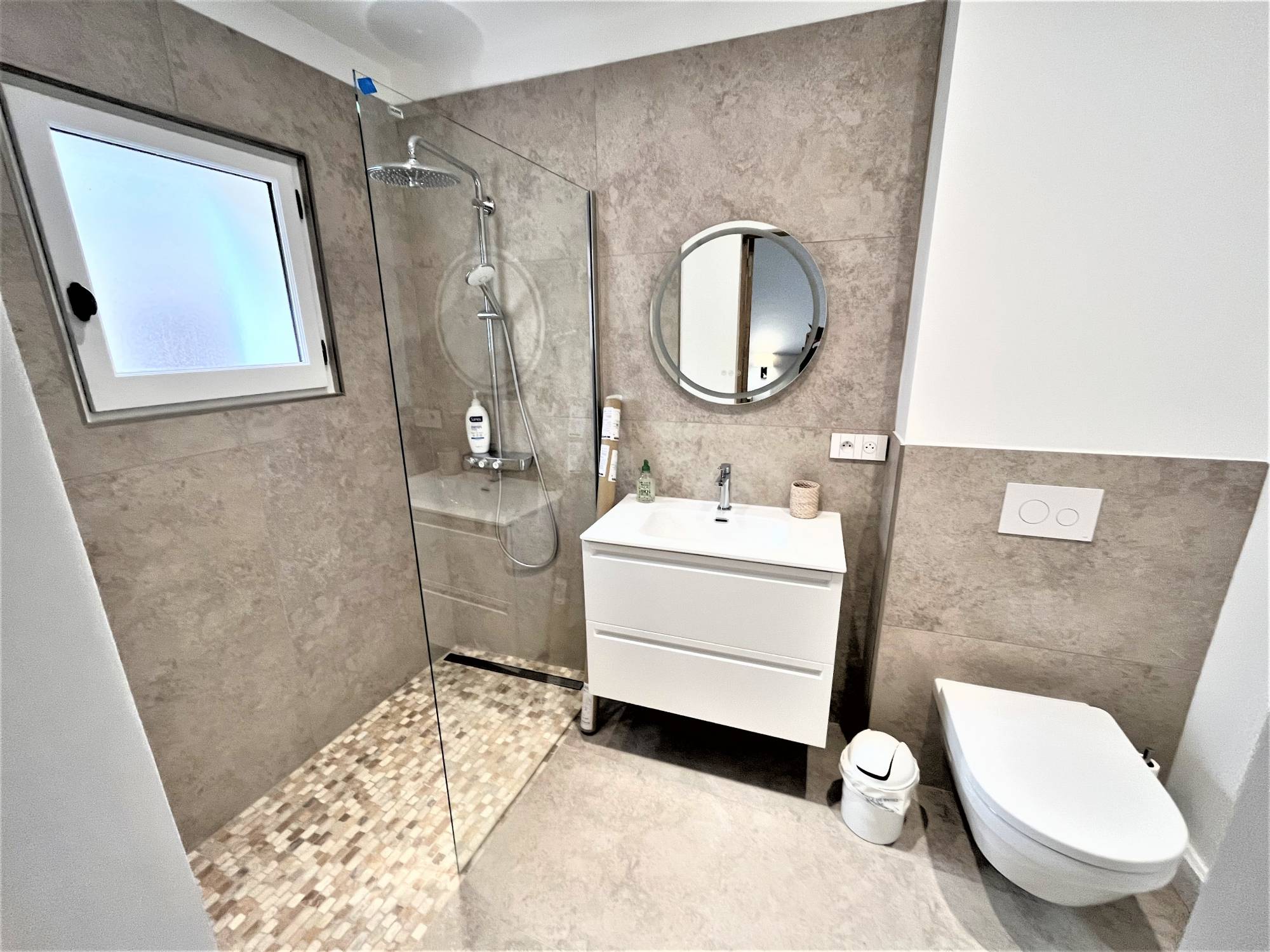 Location magnifique maison de maître datant du XVIIIème siècle entièrement rénovée avec jardin paysagé et piscine chauffée.     