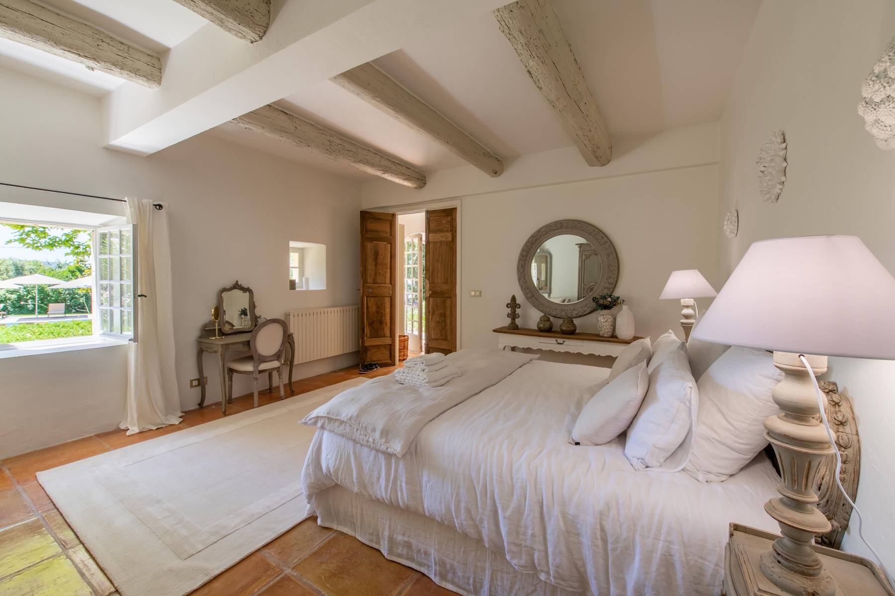 Location propriété au charme provençal traditionnel avec piscine et vue sur le Luberon   