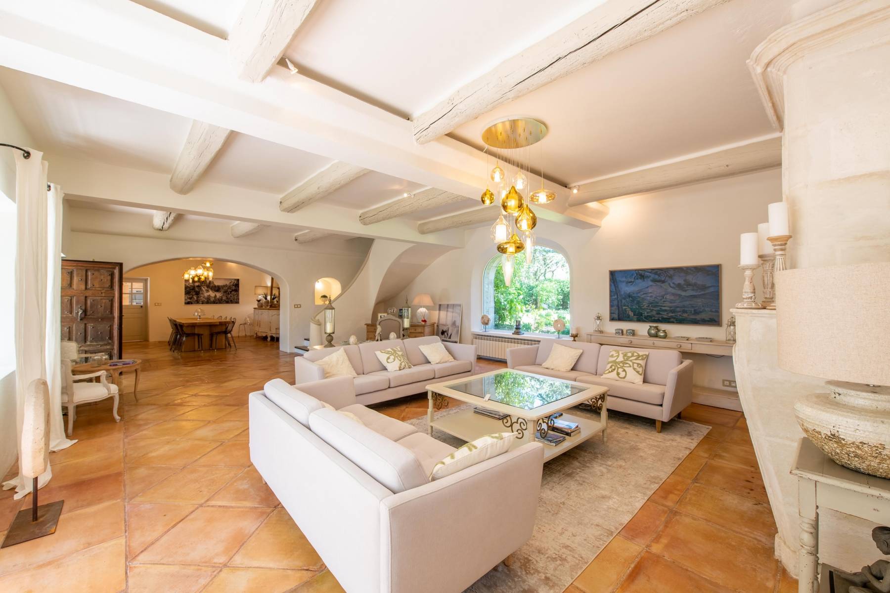 Location propriété au charme provençal traditionnel avec piscine et vue sur le Luberon   