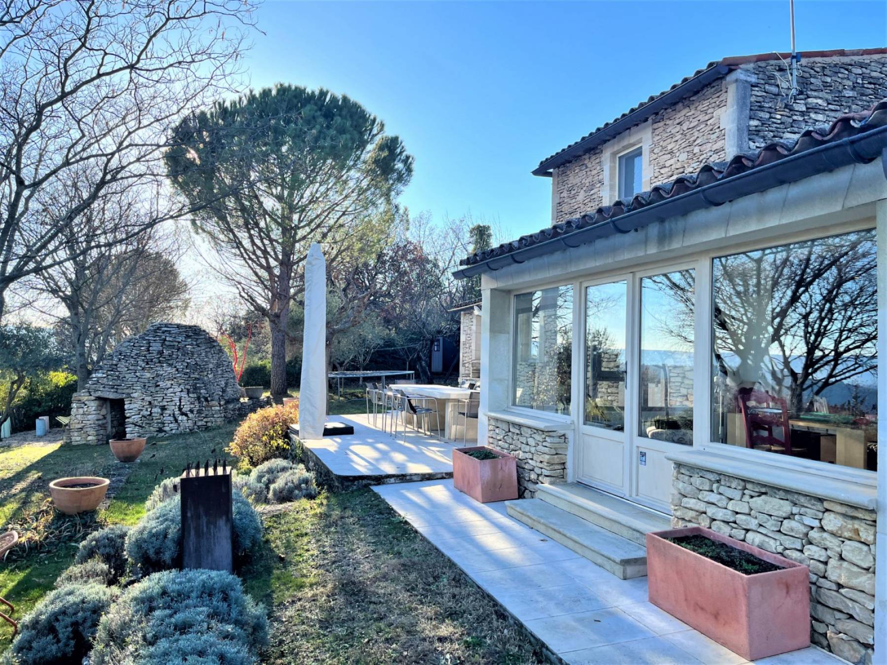 maison de vacances à Gordes avec vue sur la vallée du Luberon et piscine    