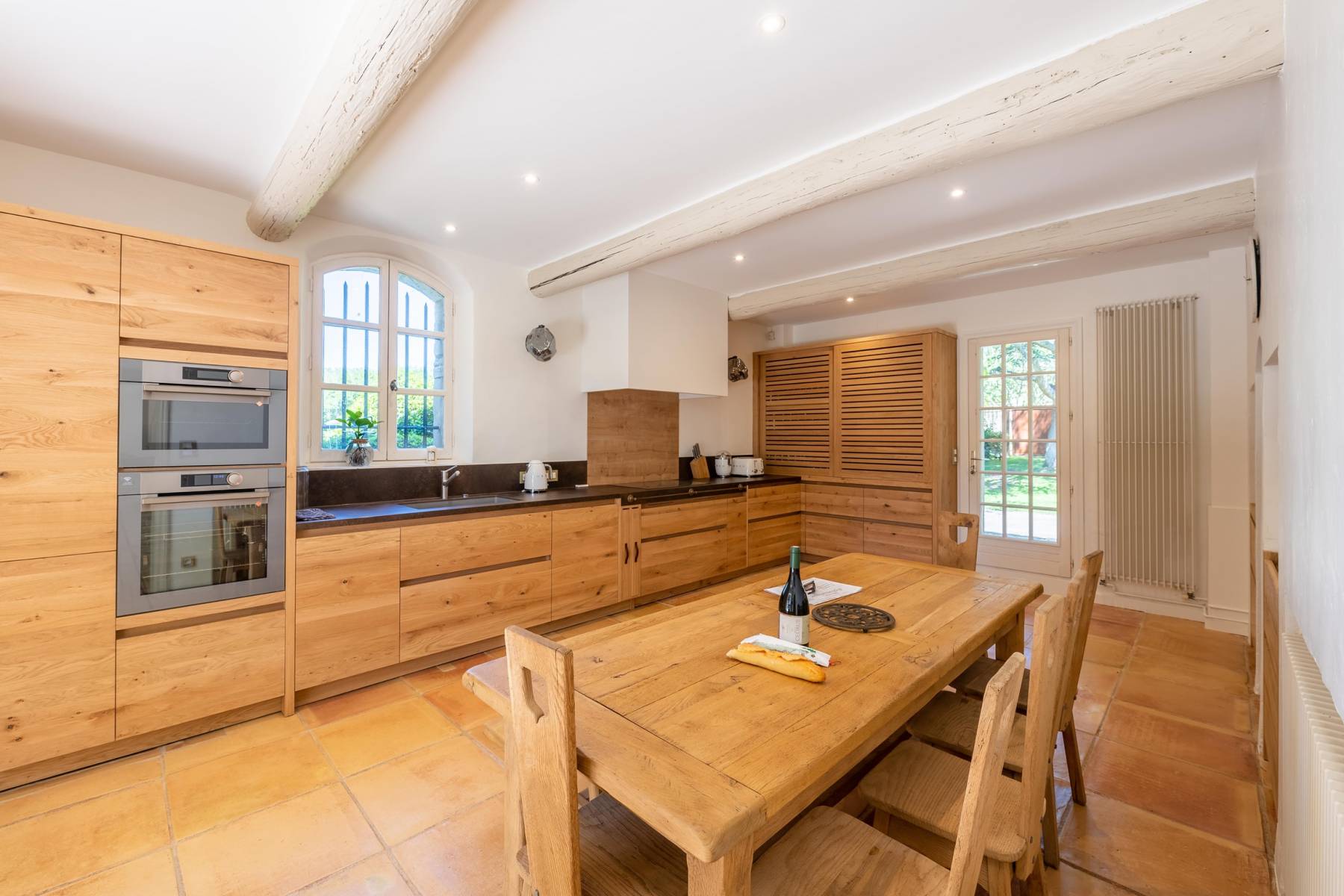 Location propriété au charme provençal traditionnel avec piscine et vue sur le Luberon   