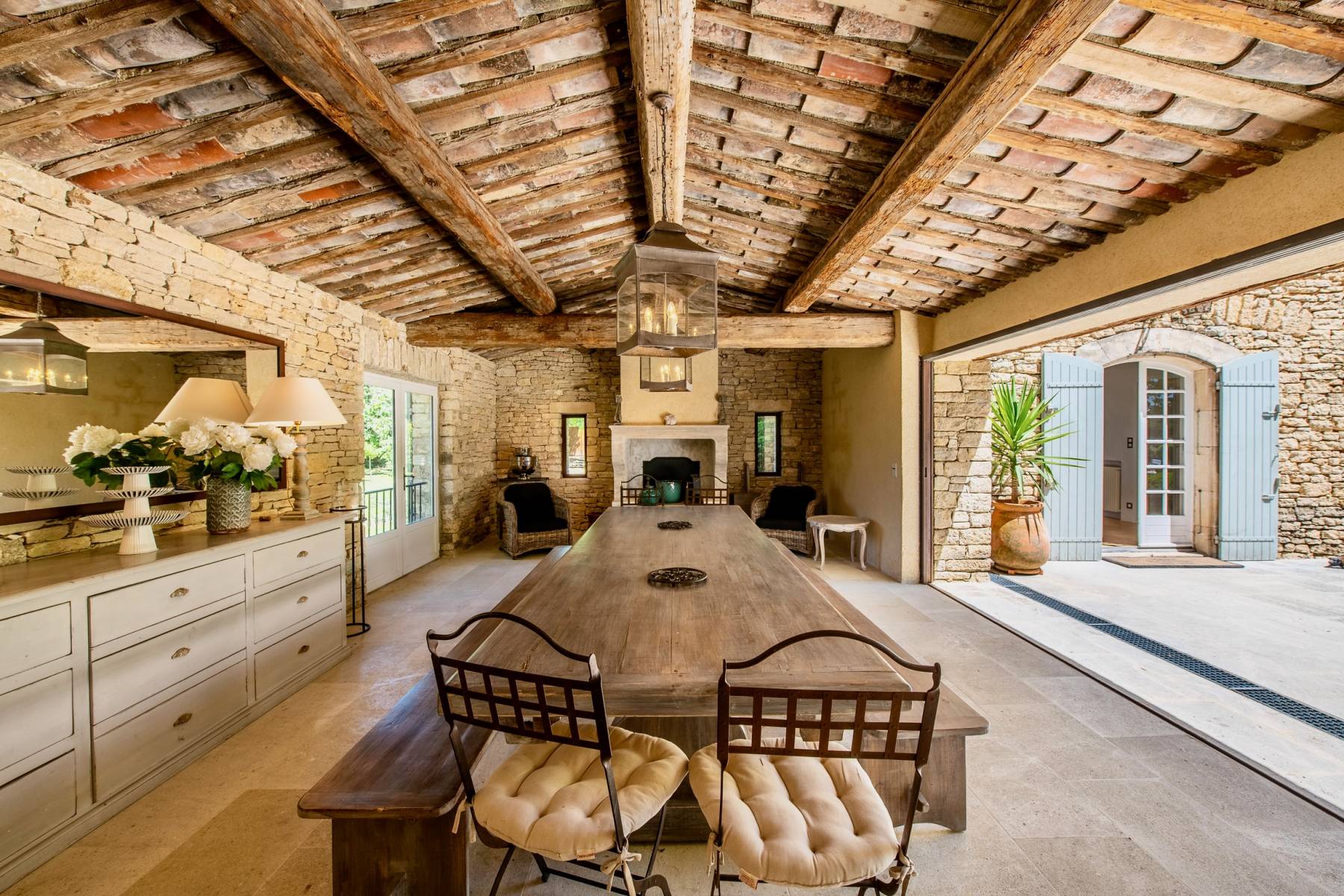 Location propriété au charme provençal traditionnel avec piscine et vue sur le Luberon   