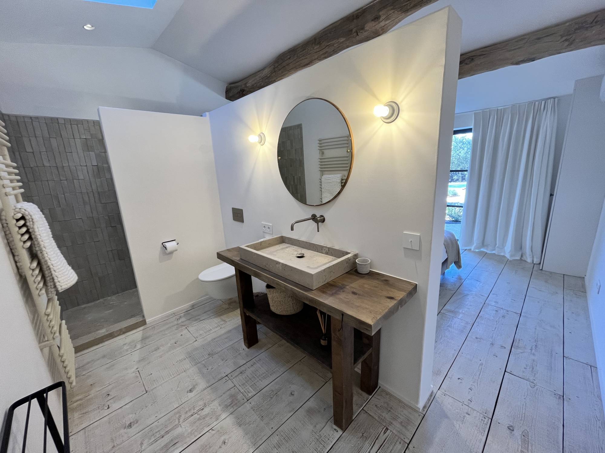 Location superbe propriété située à Gordes avec jardin paysager, piscine chauffée et vue imprenable sur le Luberon   