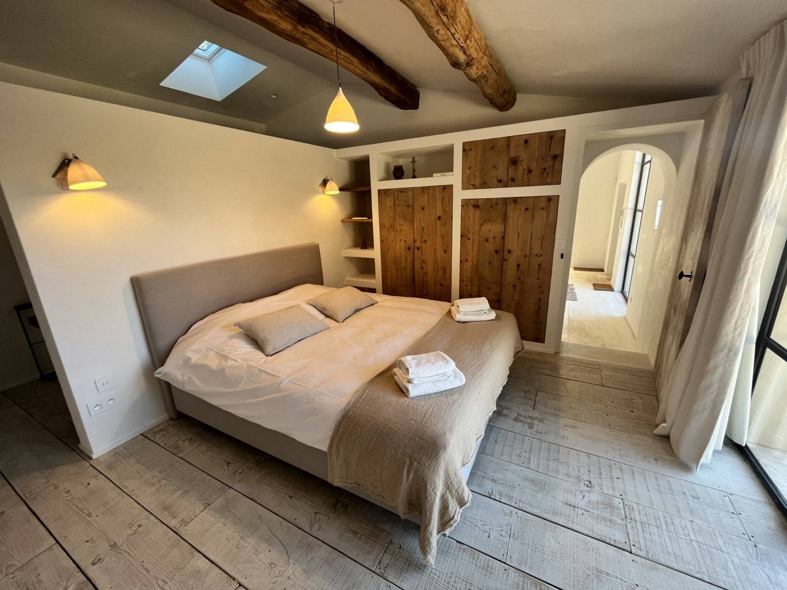 Location superbe propriété située à Gordes avec jardin paysager, piscine chauffée et vue imprenable sur le Luberon   