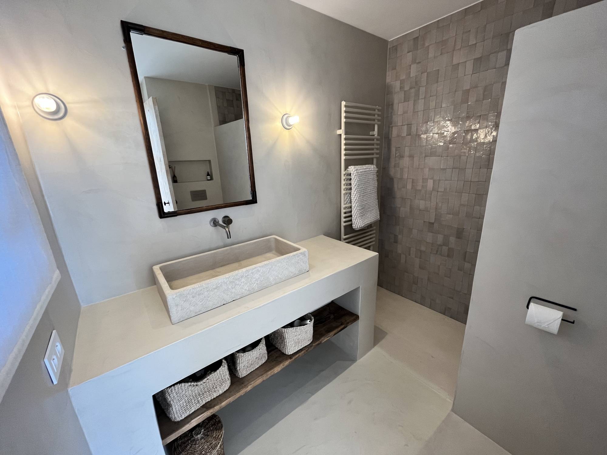 Location superbe propriété située à Gordes avec jardin paysager, piscine chauffée et vue imprenable sur le Luberon   