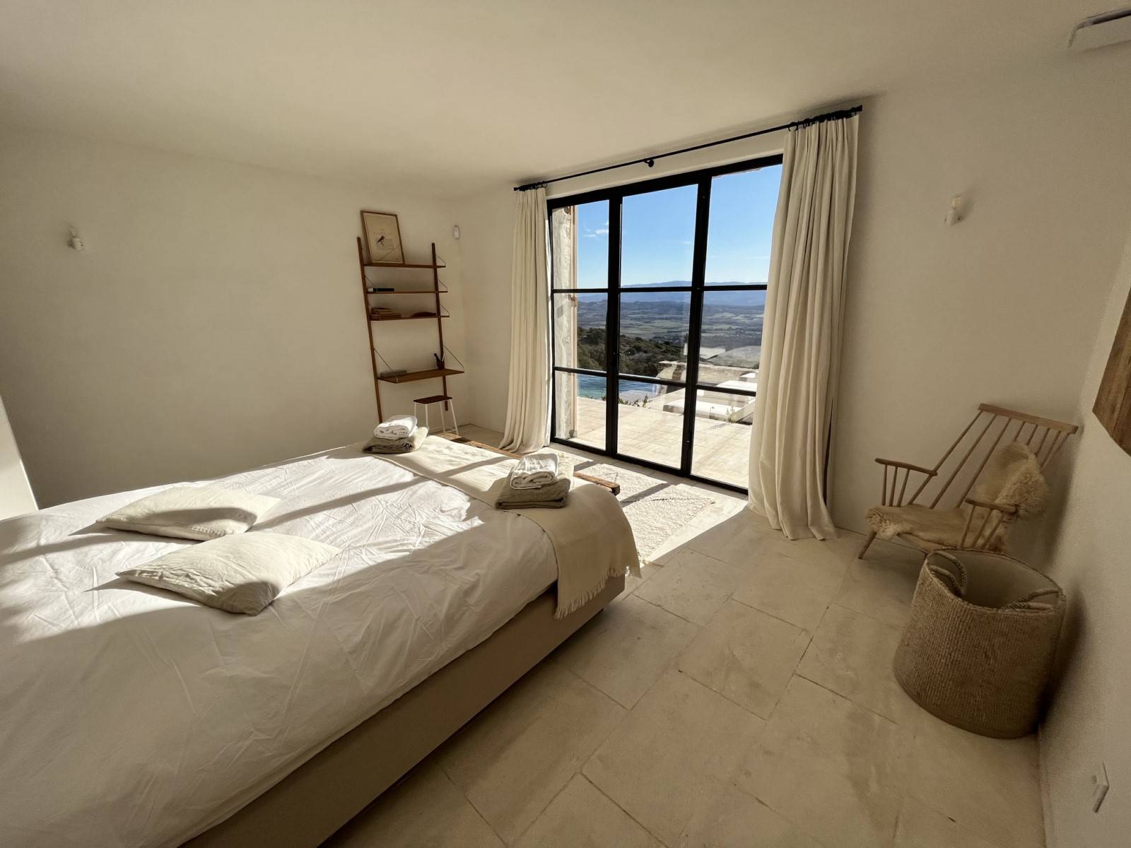 Location superbe propriété située à Gordes avec jardin paysager, piscine chauffée et vue imprenable sur le Luberon   