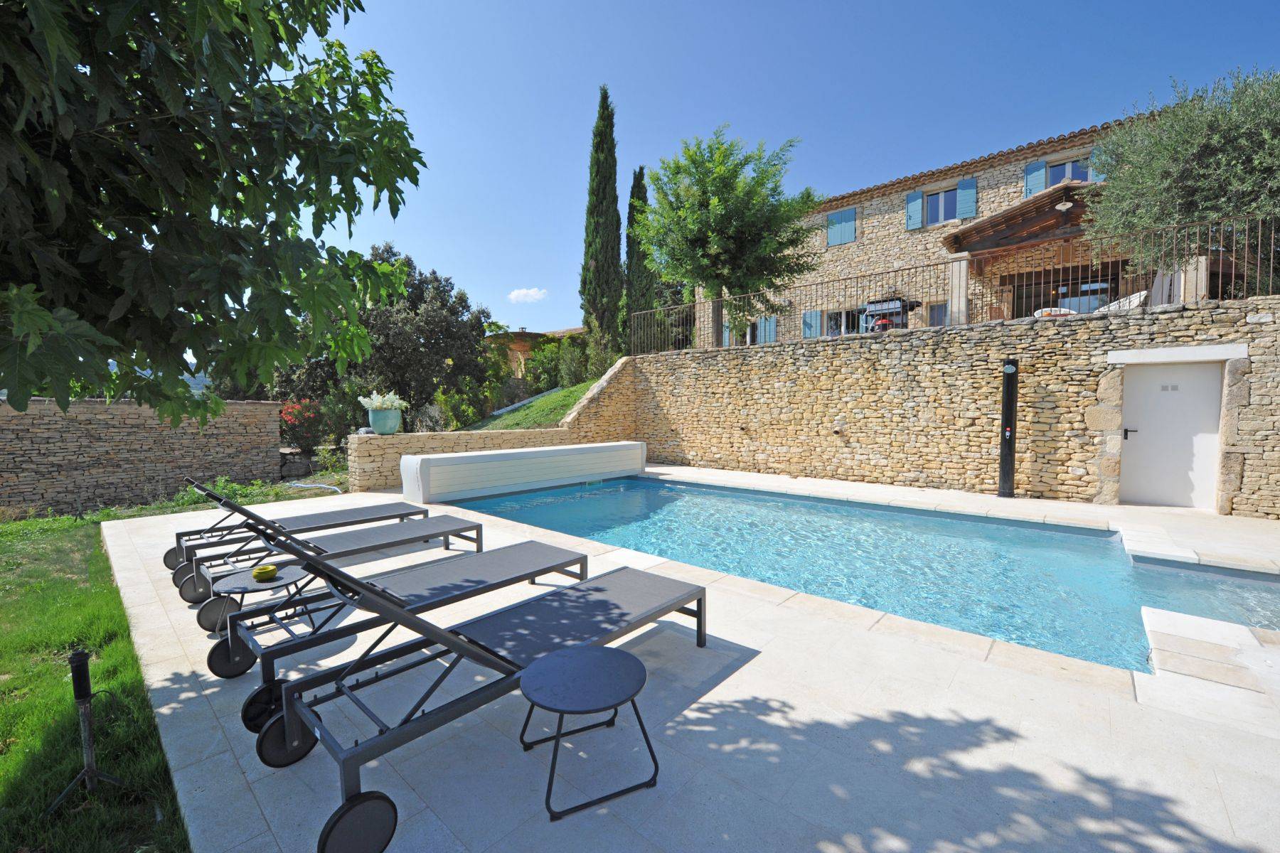 Location belle maison de vacances avec grande piscine et studio indépendant à Gordes    