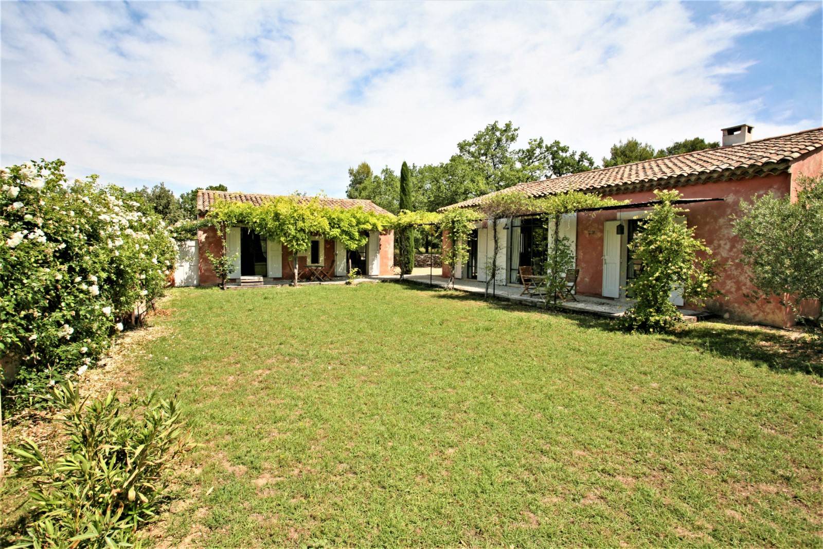 Location proche Gordes, maison de charme avec dépendance et piscine   