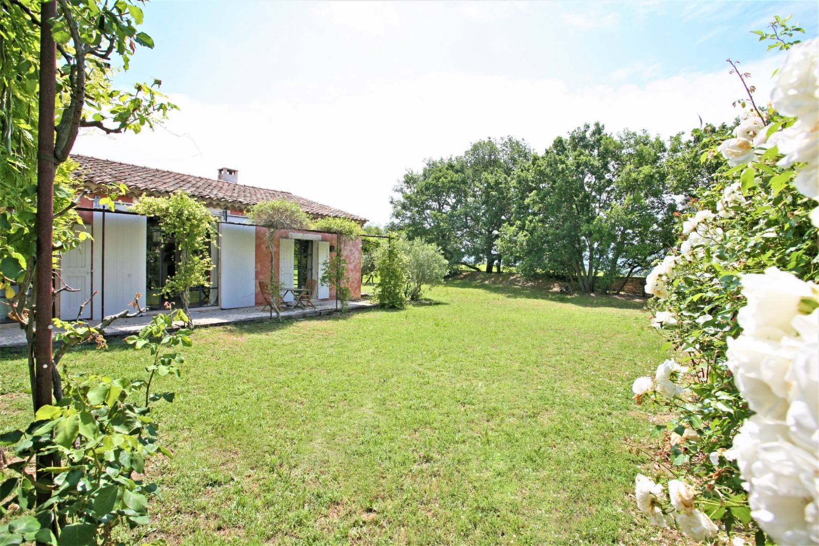Location proche Gordes, maison de charme avec dépendance et piscine   