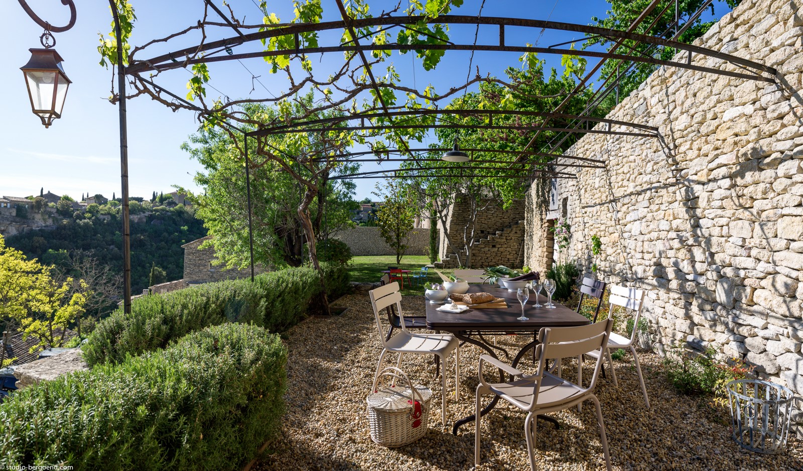 A louer pour vos vacances à Gordes, maison de charme avec jardin d'exception.