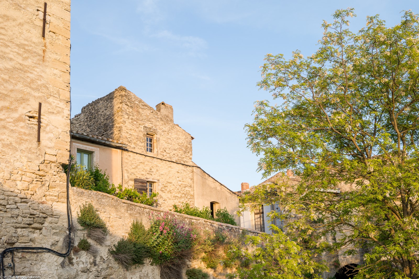 Location de prestige dans le centre du village de Gordes   