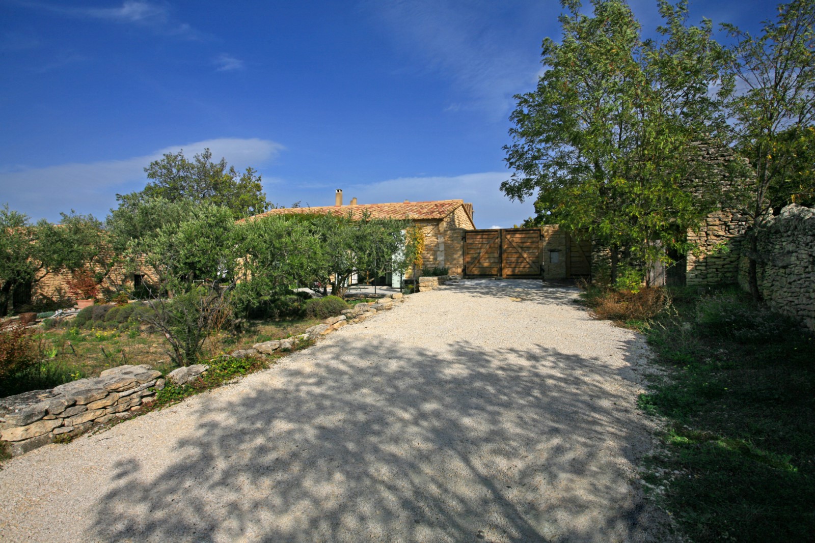 A louer à Gordes,   charmant mazet traditionnel,  