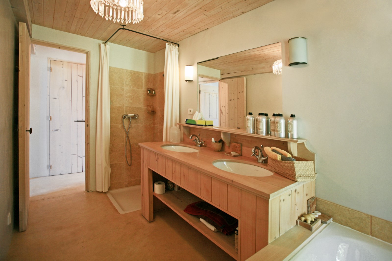 Location proche Gordes, maison de charme avec dépendance et piscine   