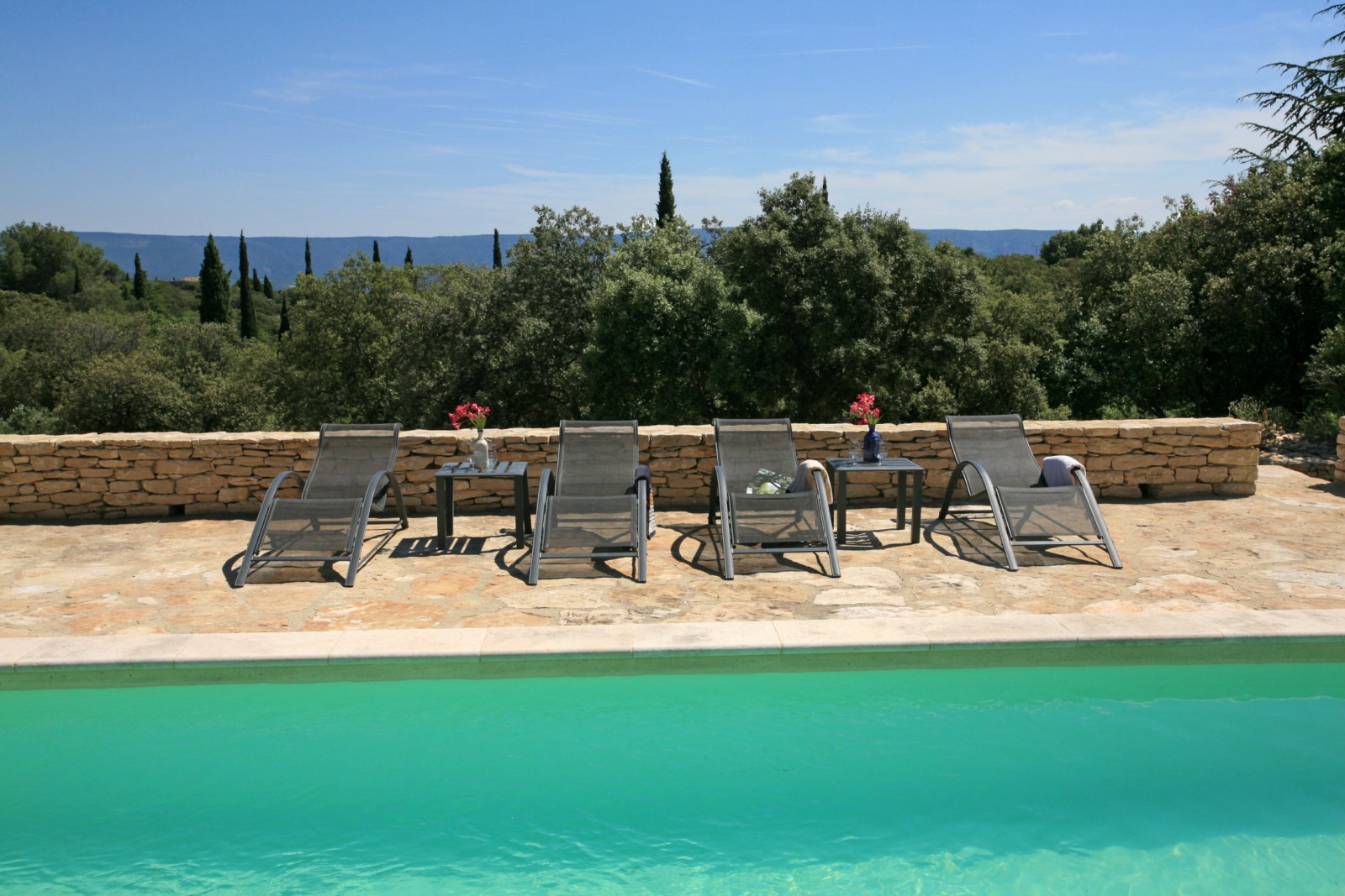 Le Luberon face à la piscine