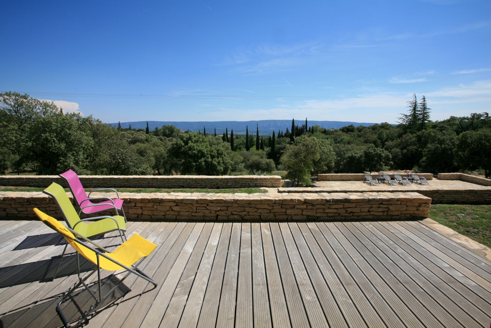 Terrasse surplombant la piscine